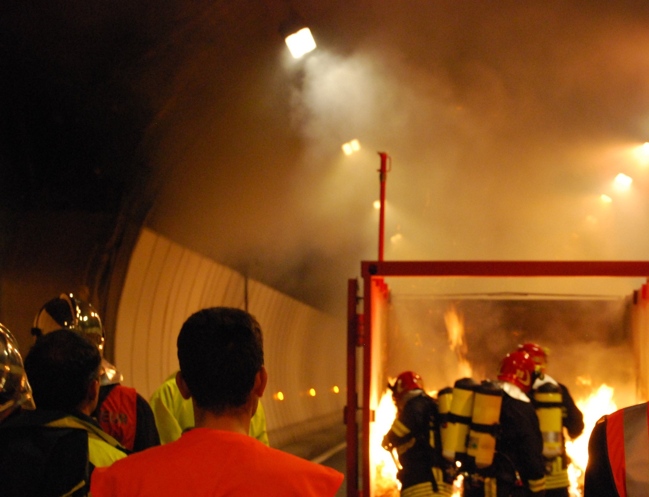 Figure 1 : Services d'incendie, personnel de l'exploitant du tunnel et autorités lors d'un exercice de sécurité